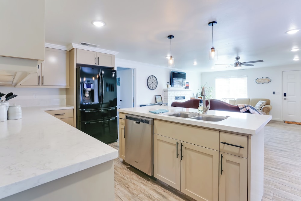 Mtn-view Home w/ Patio & Grill in Woodlake