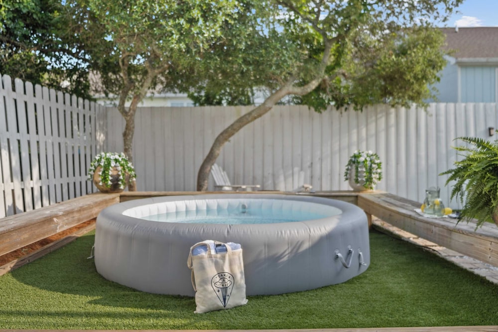 Newly Renovated! 2-min Walk to the Beach The Coastal Cottage by Avantstay