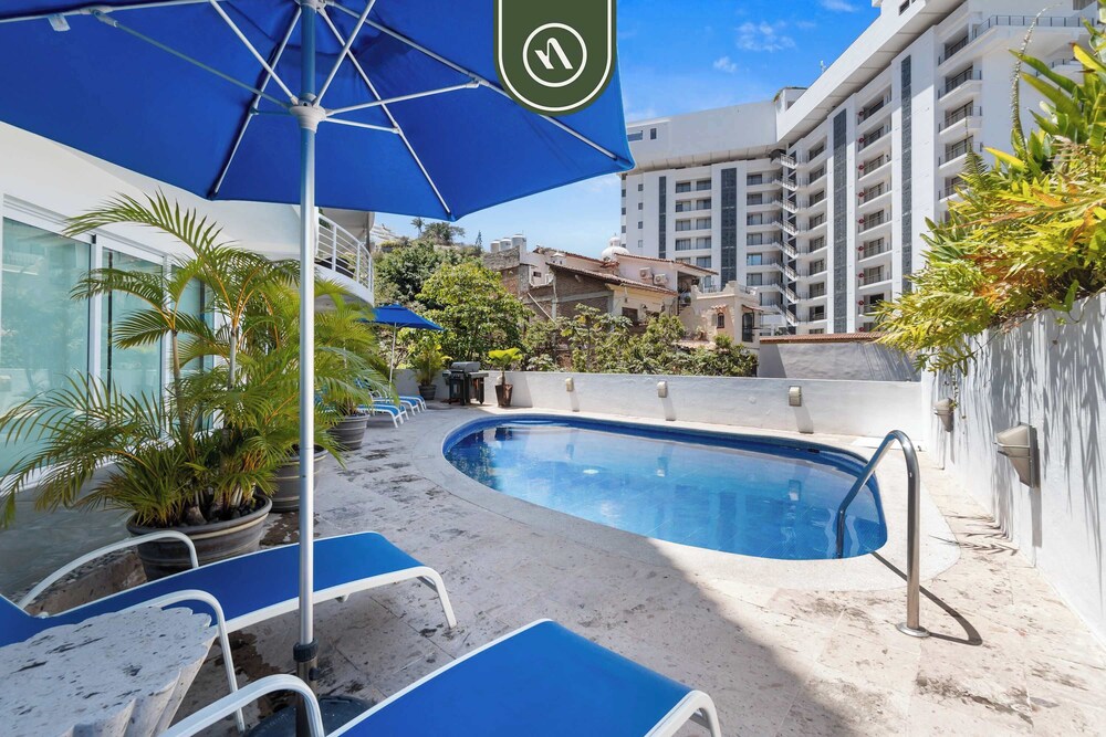 Stunning 2 BR Condo - Oceanview Terrace - Downtown