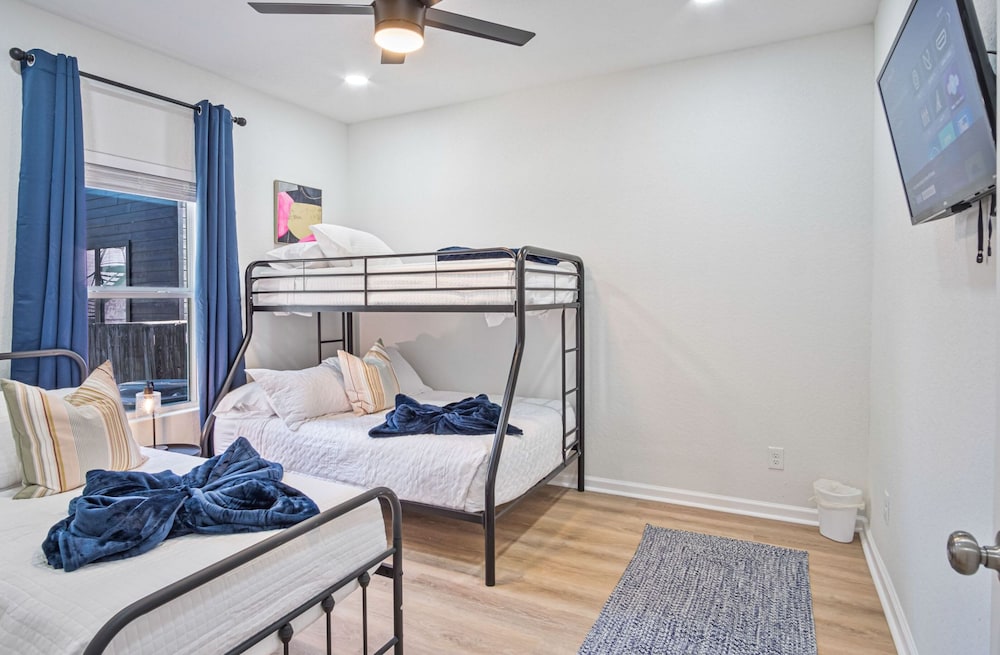 Perfect Spot to Relax 4BR 3BA Near Dtown Hemisfair