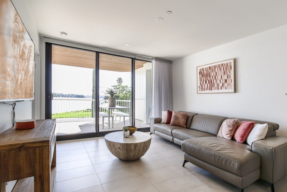 Bayfront Holiday Retreat With Parking