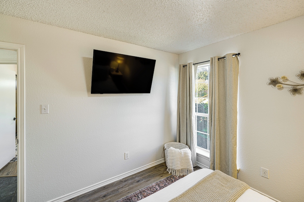 1/2 Mi to Frisco Commons! Family Getaway w/ Patio