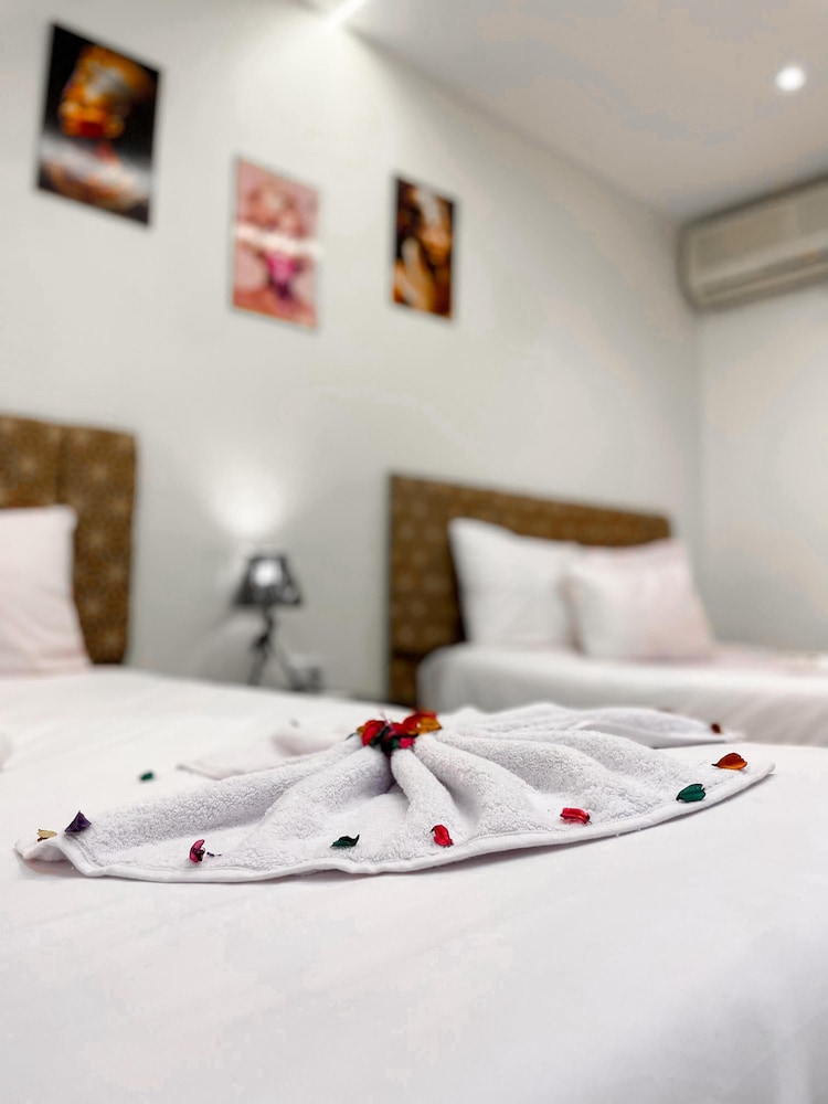 Basha Pyramids INN