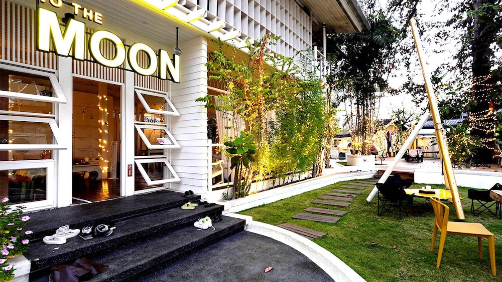 To The Moon Guesthouse