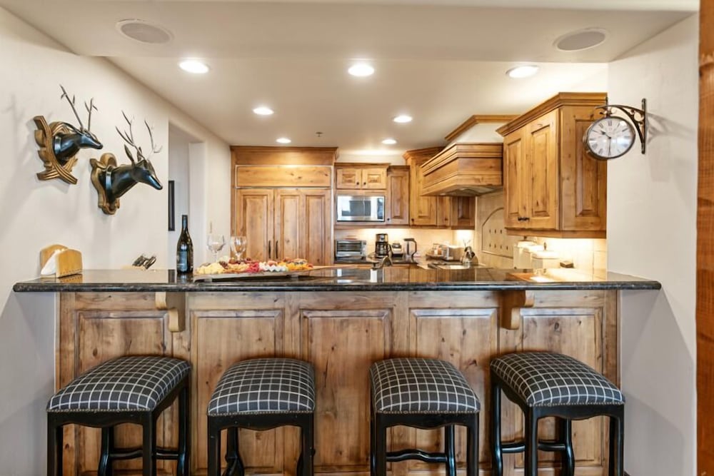 Grand Lodge - 3 Bedroom Deluxe #407 - Ski-in/out 3 Condo