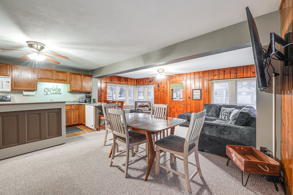 Clear Lake Vacation Rental: Walk to City Beach!