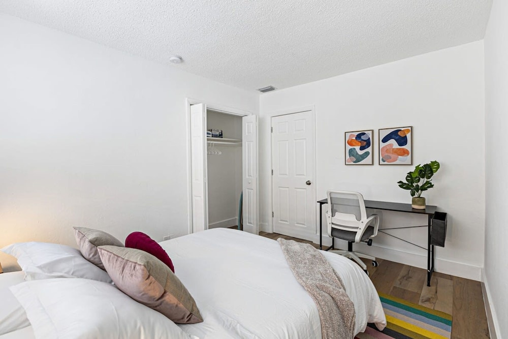Stylish 2 BR Condo - Free Parking on Premises