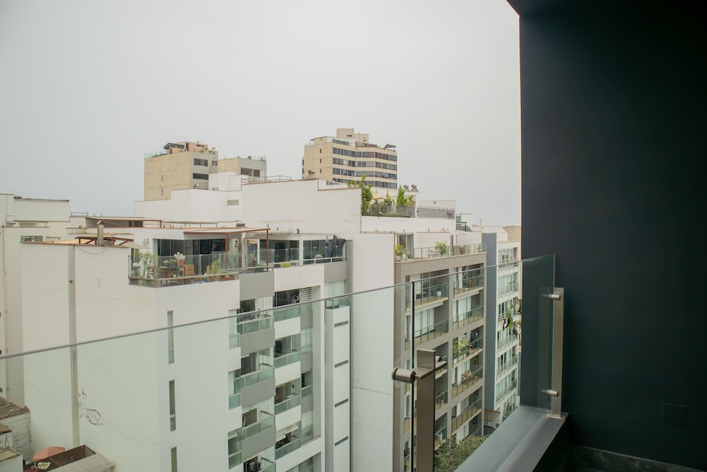 w Elegant 2BR Apartment in Miraflores Steps From Larcomar