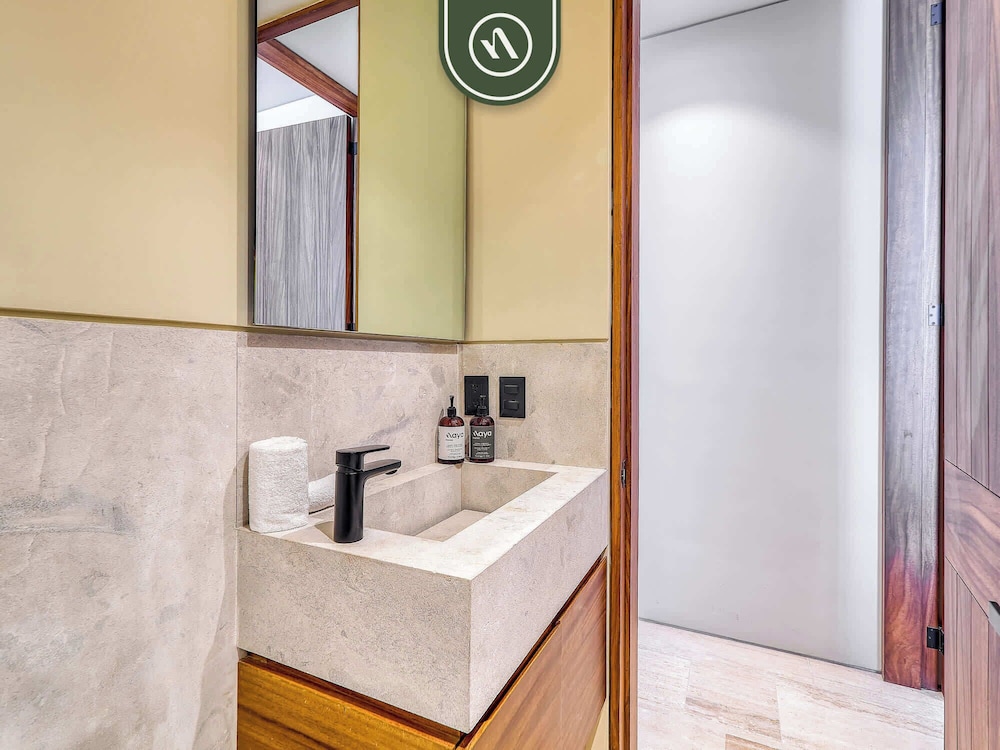 Luxury 4BR Oceanfront Condo - Private Beach - Pool