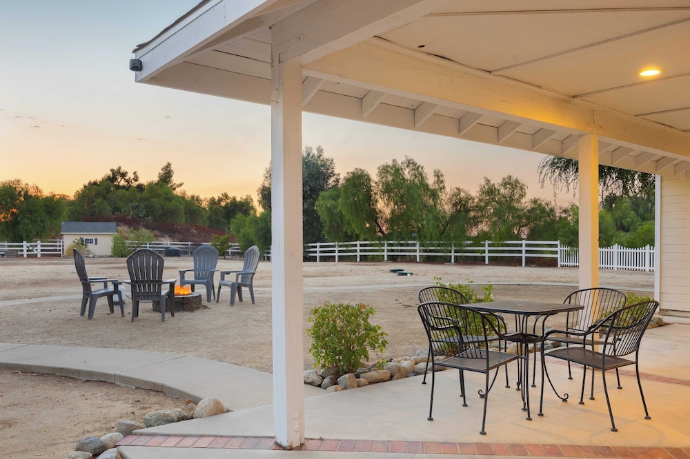 Wine Country Retreat Gorgeous Views, Minutes to Wineries