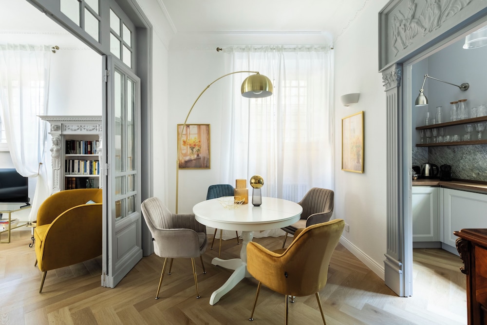 Belle Epoque House of Mirror