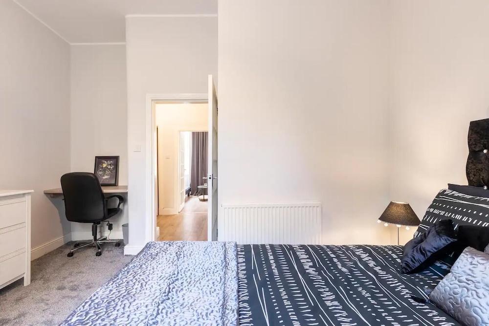 Stunning Newly Furnished Ground Floor Apartment view 2