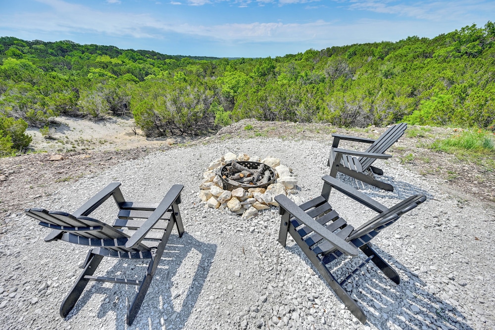 Hot Tub & Valley Views: Hidden Gem in Texas