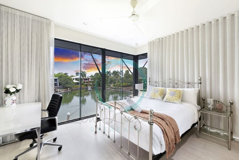 Zenlux Waterfront Mansion Infinity Pool Cinema