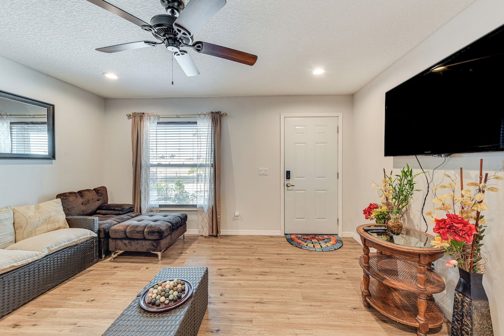 4 Mi to Bradenton Riverwalk: Cozy Home w/ Patio!