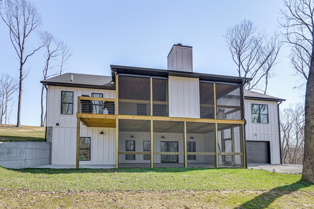 Nolin Lake Views: Spacious Home in Clarkson!