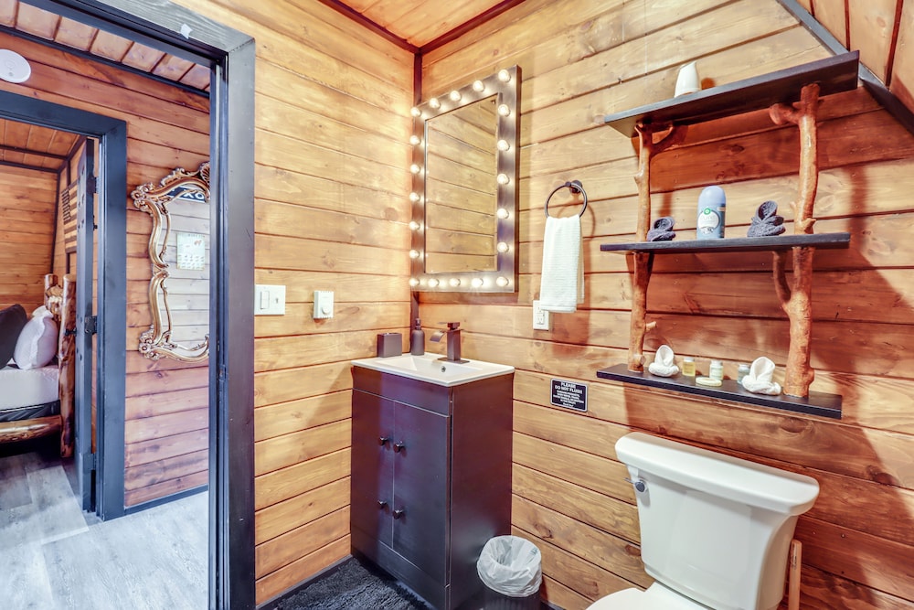 9 Mi to Big Boulder Mtn: A-frame Cabin w/ Hot Tub