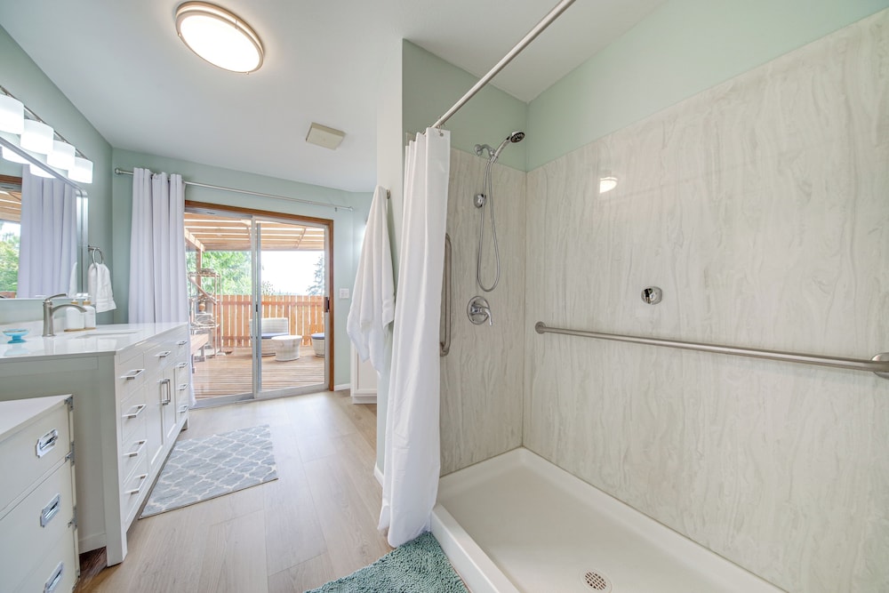 < 1 Mi to Lake Washington: Peaceful Apt in Kenmore