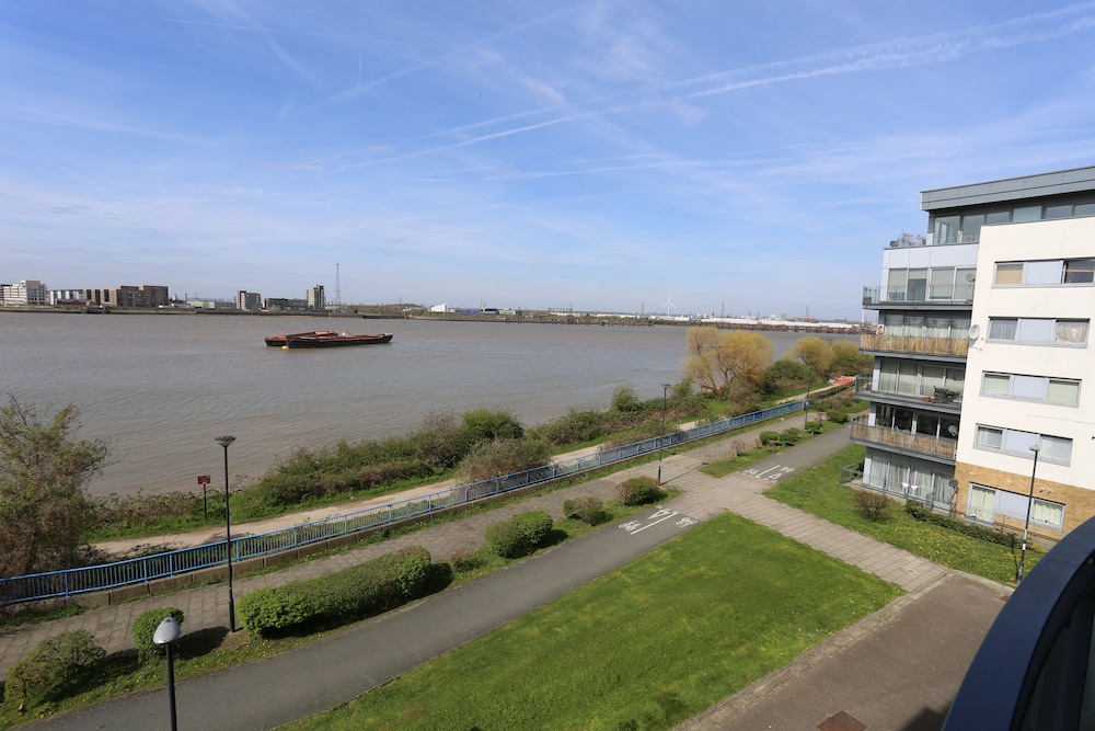 2 Beds Riverview HillHouse Apartment