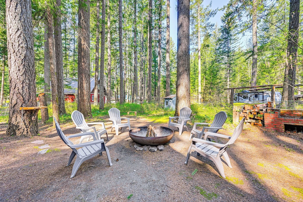 Game Room & Fire Pit: Family Cabin in Packwood!