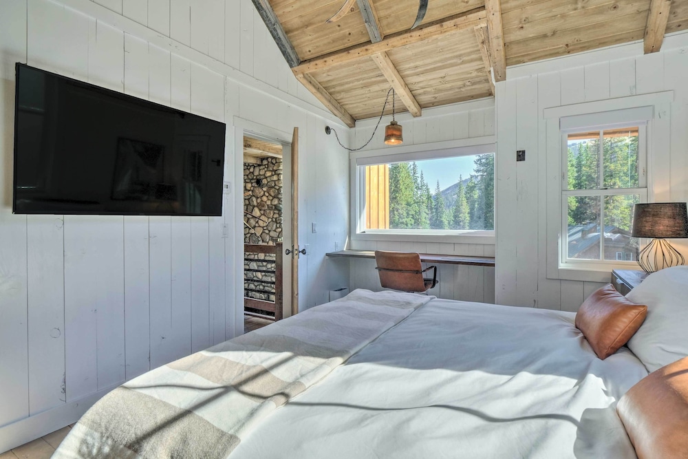 8 Mi to Ski: Custom-built Cabin in Breckenridge view 2