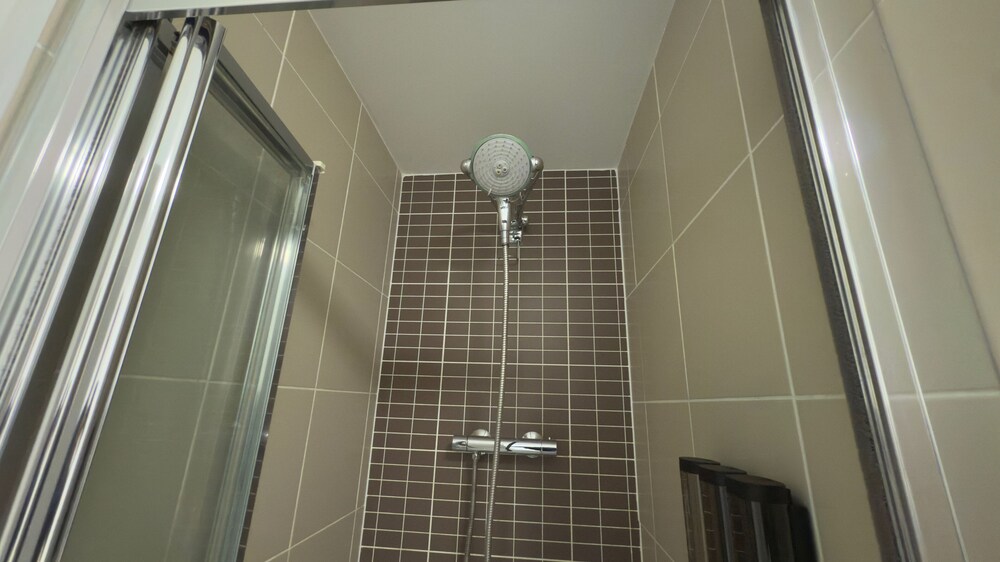 Central M K 2-bedroom Apartment, Sleeps 4, Parking