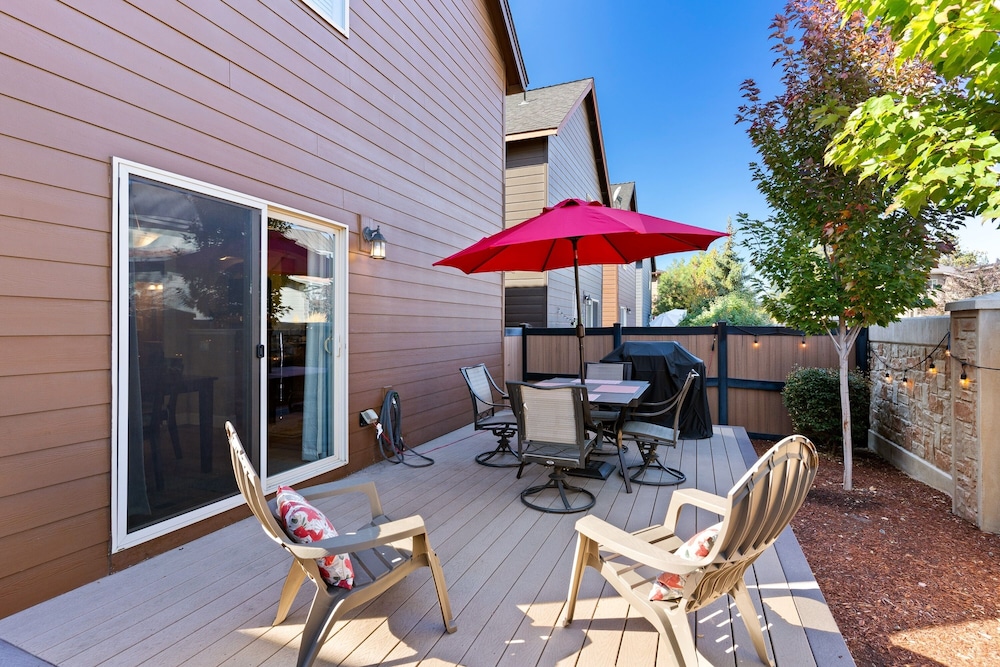 Ellie 30 Days Minimum 3 Bedroom Home by RedAwning