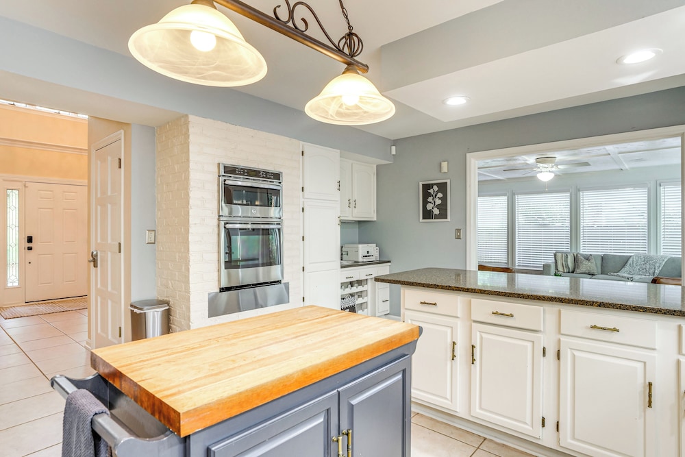 Pets Welcome, Golf Course View: Legend Oaks Home!