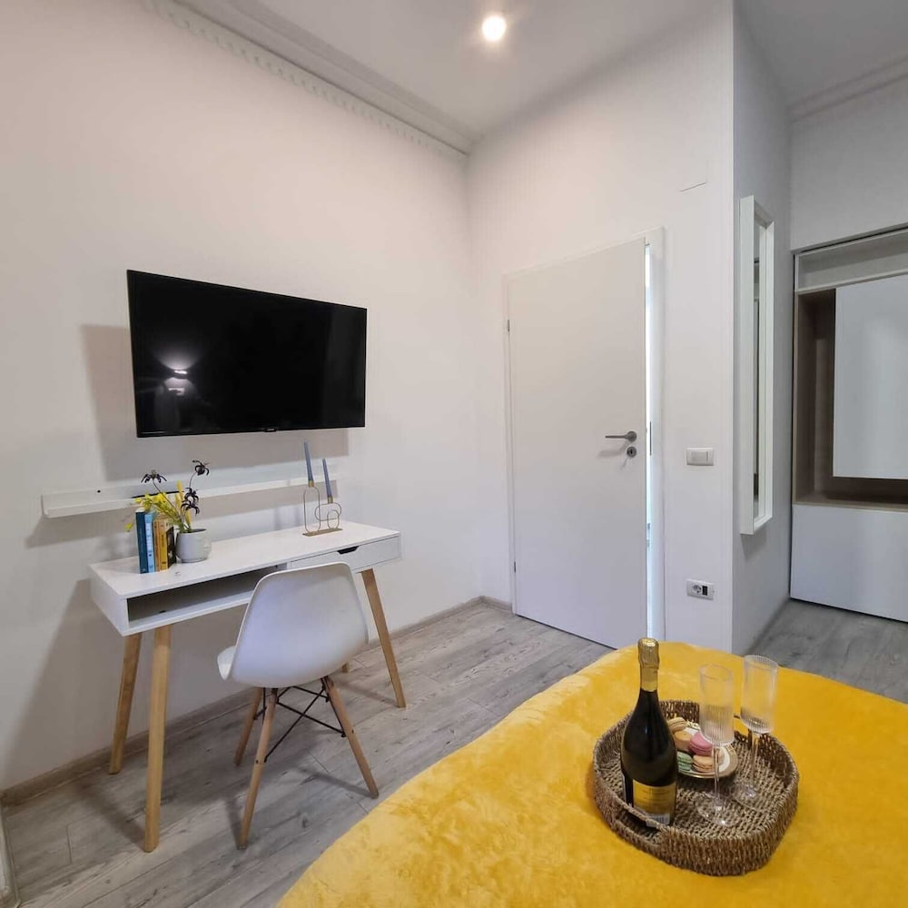 Central 4BR Flat - 2 Units Combined with Balconies, Near Cismigiu, 2 Kitchens & 2 Baths view 5