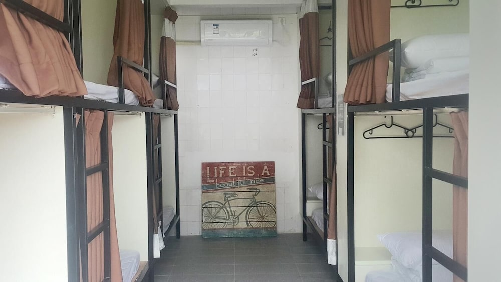 Houselet Hostel