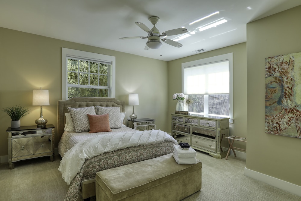 552 Paseo Street 4 Bedroom Home by RedAwning view 3