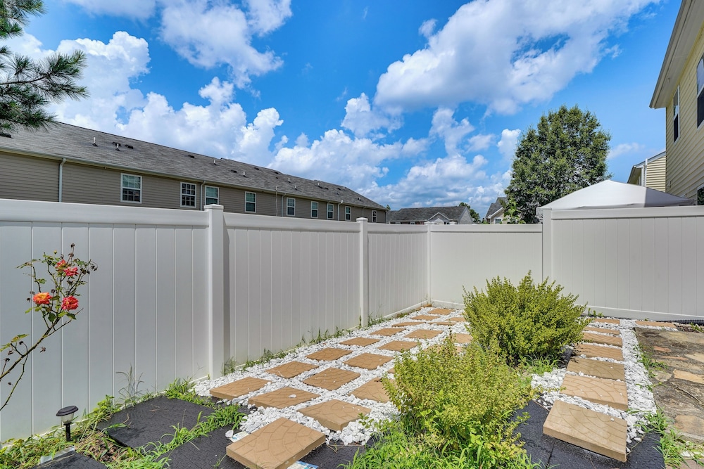 6 Mi to Dtwn Raleigh: Townhome w/ Fenced Patio!