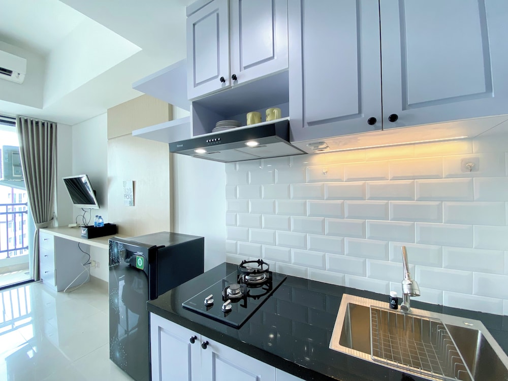 White Toned Style Studio At Lrt City Bekasi Apartment