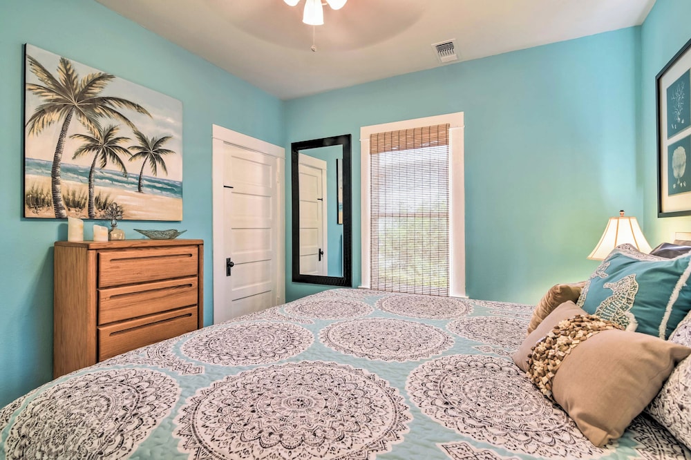 2 Mi to Beach & Seawall: Quaint Home in Galveston! view 4