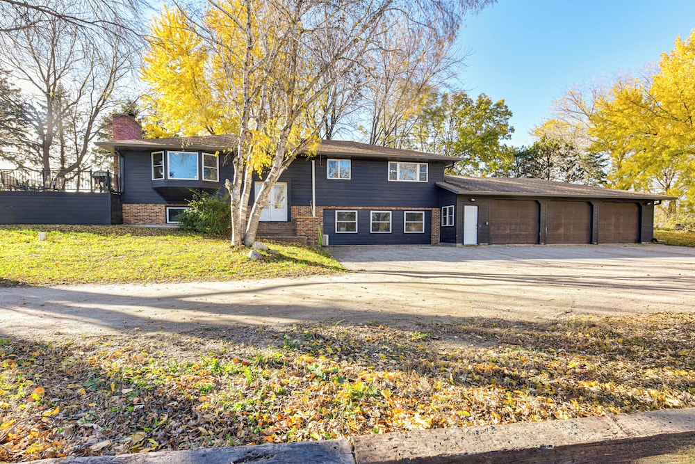 600-sq-ft Deck! Hutchinson Retreat on 5 Acres