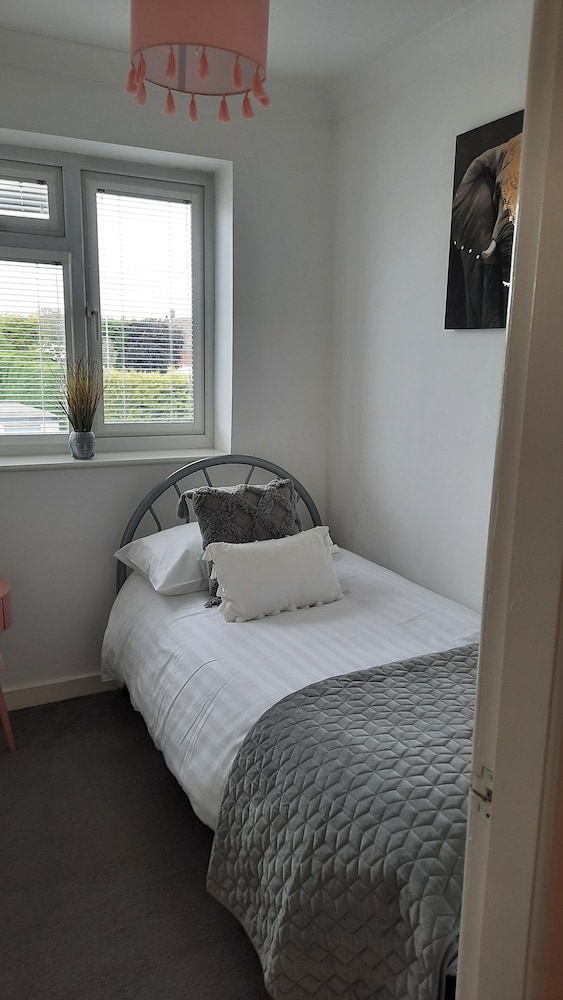 Impeccable 5-bed House in Stockton-on-tees view 4