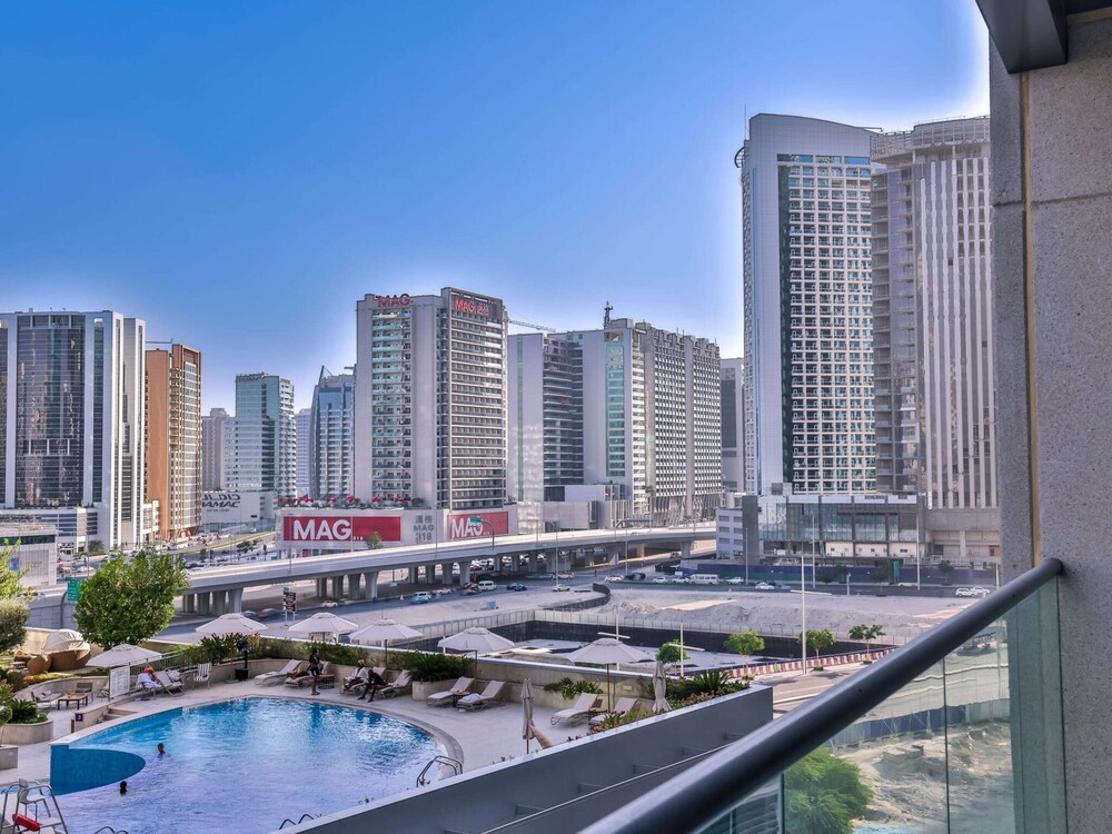 Luxe Apartments Near Dubai Mall, Burj Khalifa - Pool, Gym, & Parking