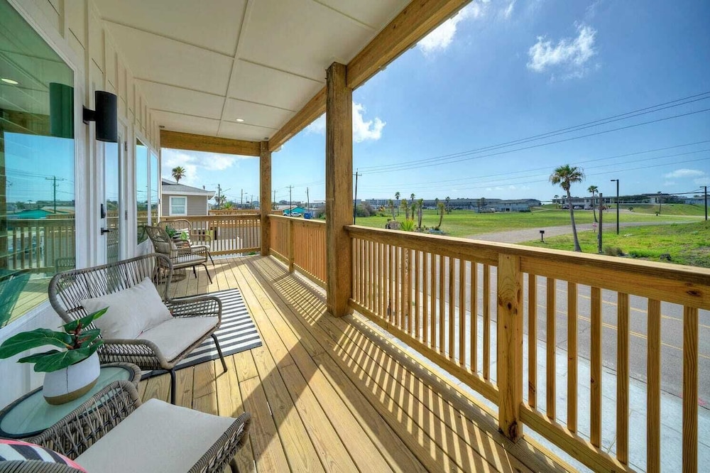 Sleeps 24 2 Homes, Walk to the Beach, Private Pools, Fire Pit, Modern Design