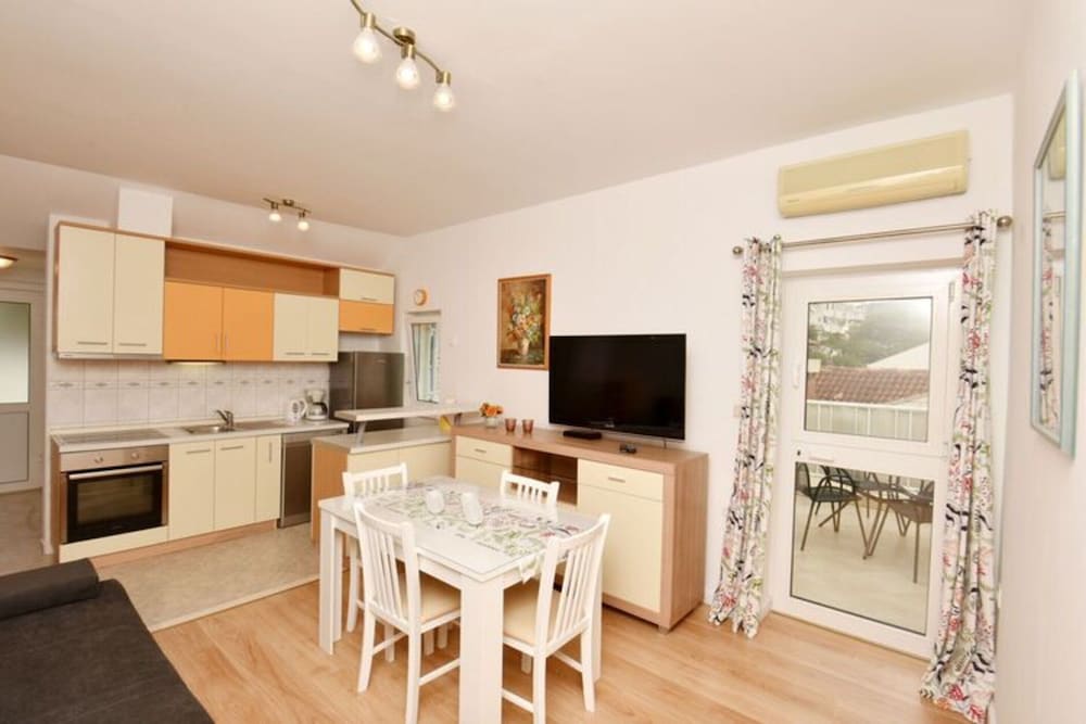 Green Hills Apartment - One Bedroom Apartment With Balcony and Sea View