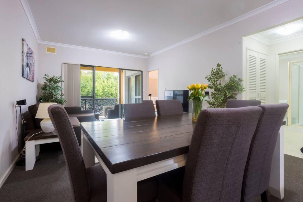 Pet Friendly 2BR APT With Balcony in East Vic Park