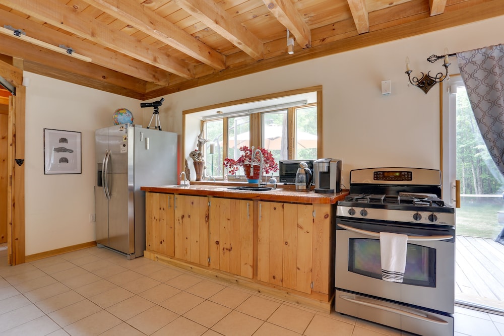Unique Ferndale Retreat: Sauna, Deck & Home Gym!