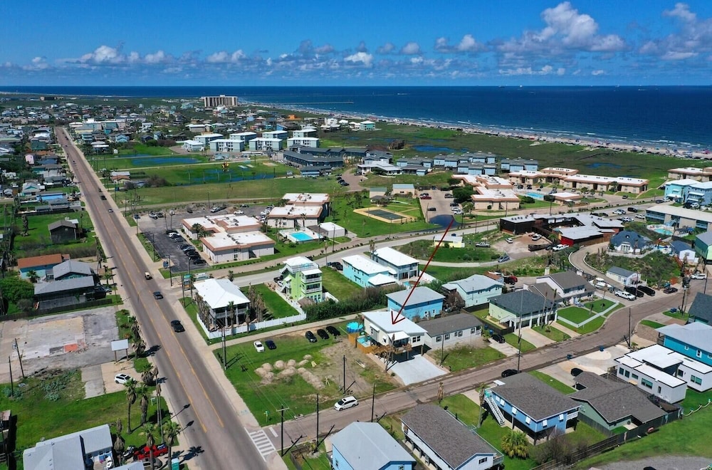 Private Pool + Patio, Walk to Beach Outdoor Oasis Wave On Wave by Avantstay view 5