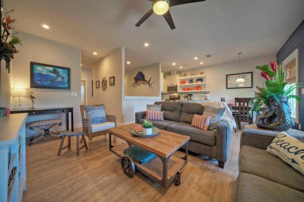 2 Homes in Las Palmeras by Avantstay Sleeps 18, Resort Pool + Private Patio Walk to Town, Golf Cart Zone