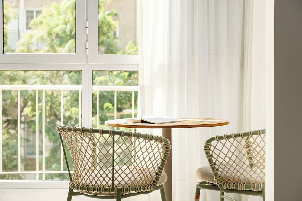 Central & Bright Getaway by Sea N' Rent