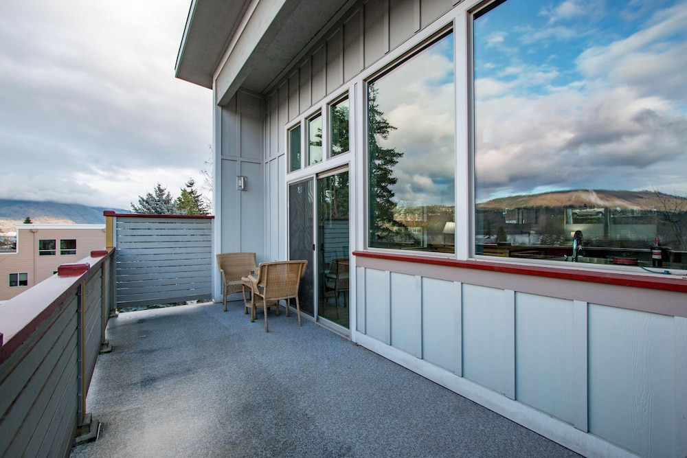 Blackberry Bramble 3 Bedroom Home by RedAwning
