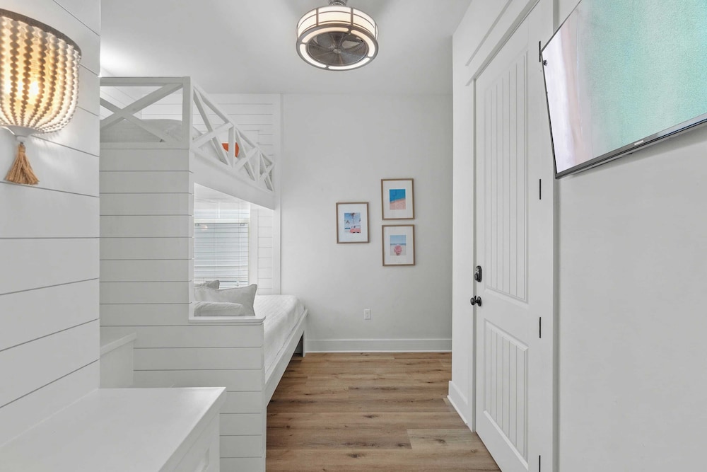 Priv Heated Pool + Hot Tub, Boat-friendly, Sleeps 16! Good Times by Avantstay
