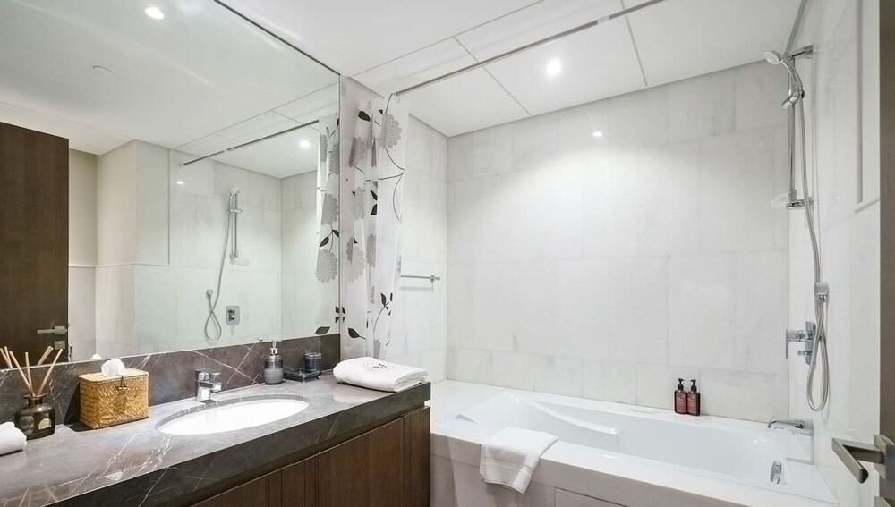High Floor Lux 2BR nr Top Golf Dubai Marina JLT