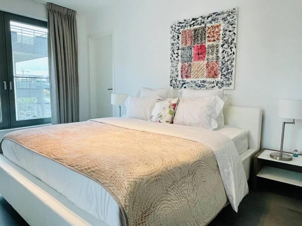 Luxury 3 bedrooms- Terrace and Parking view 2