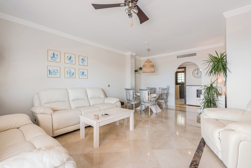 Incredible Apartment With sea Views and Balcony
