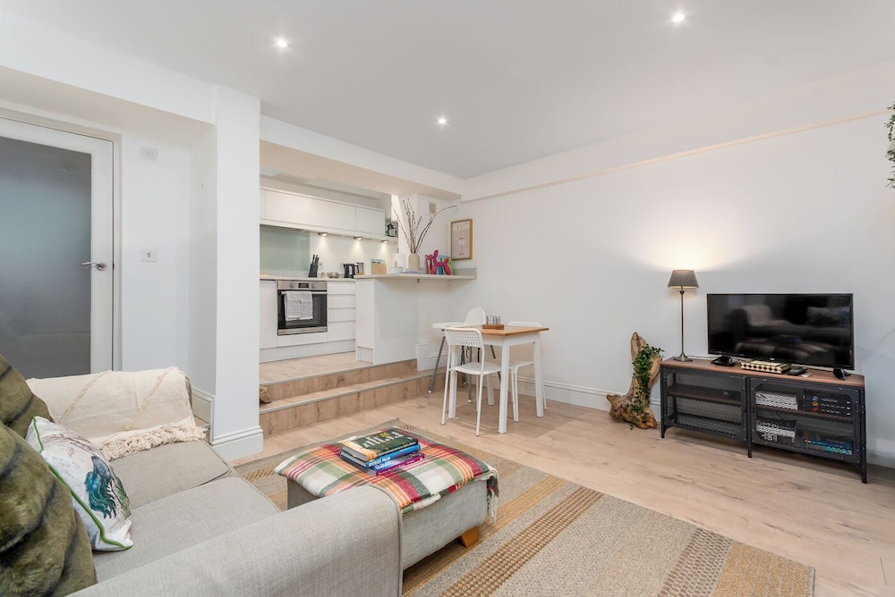 Elegant Townhouse&Basement in Leamington